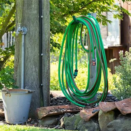 Sommer, Sonne, Abkühlung: eine Gartendusche für den Sommer