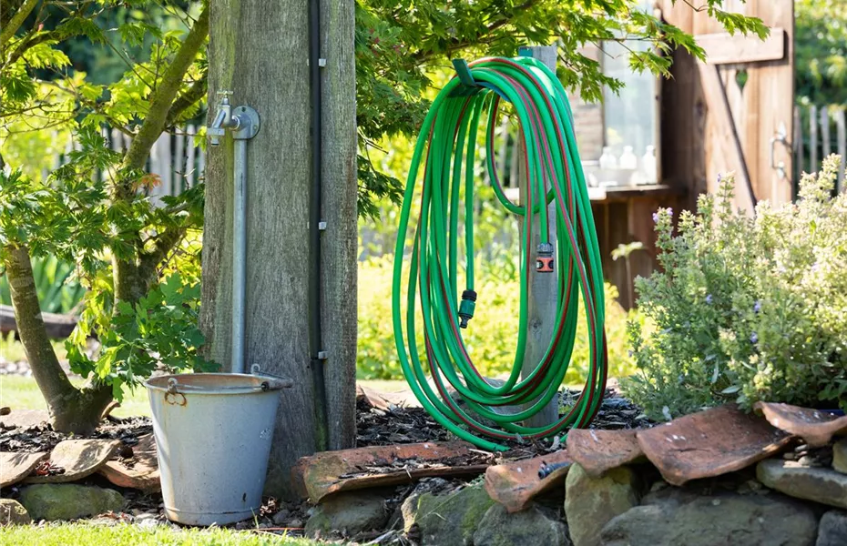 Sommer, Sonne, Abkühlung: eine Gartendusche für den Sommer